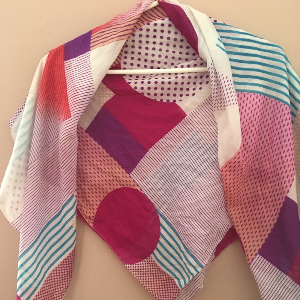 Patterned square scarf - Picture 3 of 5